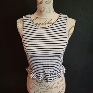 Very cute striped crop tank top in excellent pre-owned used condition. Size L